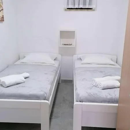 Апартаменты With Parking Space Njivice, Krk - 21772 *